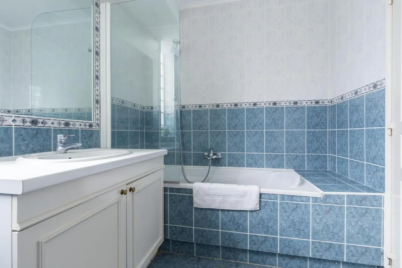Bright Two Bedroomed Apartment On The Beach In Cannes With Huge Terrace With Fabulous Sea Views - 2001 フランス